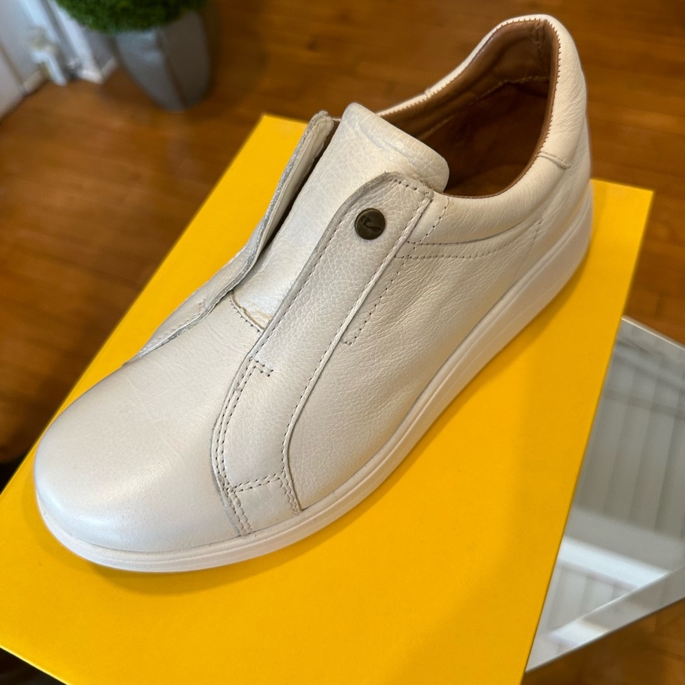 White leather extremely comfortable.